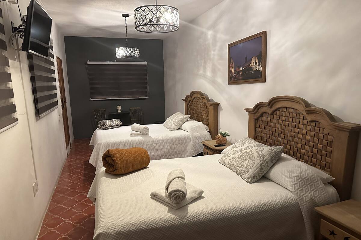 Quadrupla Classic, 2 letti queen, bagno in camera, vista città | Materassi a doppio strato, con stile personalizzato