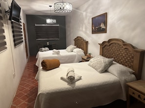 Kamar Quadruple Klasik, 2 Tempat Tidur Queen, ensuite, pemandangan kota | Bantalan ekstra lembut dan didekorasi berbeda-beda