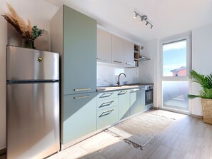 Fridge, oven, dishwasher, cookware/dishes/utensils