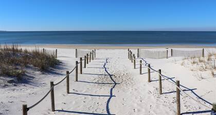 THE "CRABBY HUNTER" IS A NEW HOME W/GULF VIEWS, PRIVATE POOL & OPTION TO RENT GOLF CART!