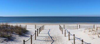THE "CRABBY HUNTER" IS A NEW HOME W/GULF VIEWS, PRIVATE POOL & OPTION TO RENT GOLF CART!