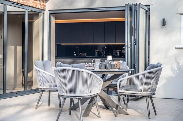 Outdoor dining - The Lodge, Saxmundham (Saxmundham)