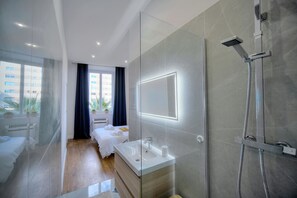 Dusche, Haartrockner, Handtücher, Toilettenpapier