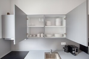 Een koelkast, een microgolfoven, een oven, een kookplaat