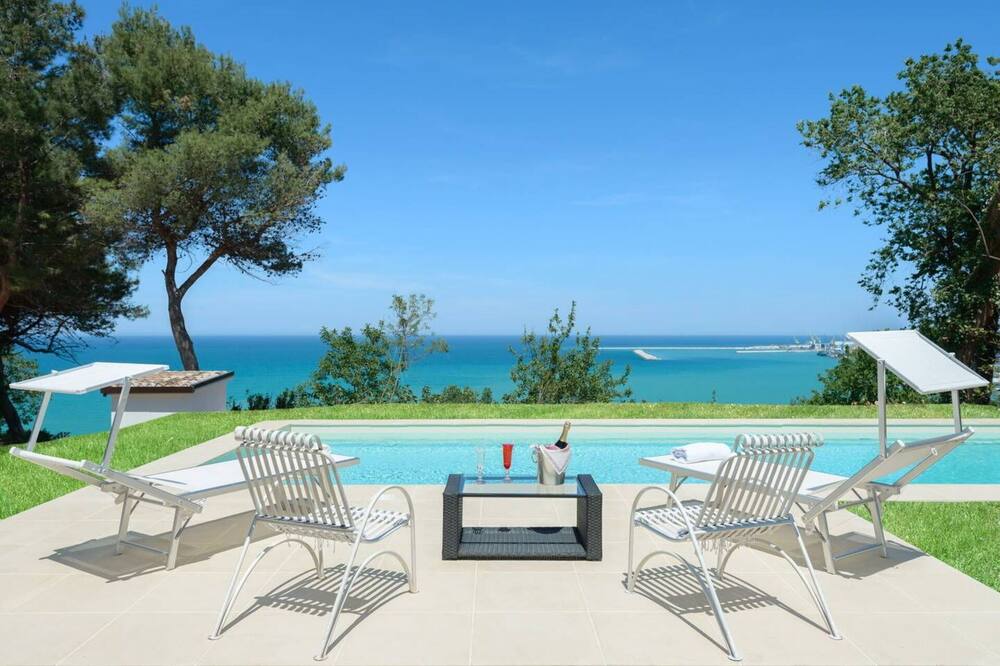 Private Villa with private pool, A\/C, WIFI, TV, terrace, pets allowed, panoramic view, parking