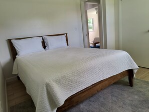 3 bedrooms, iron/ironing board, WiFi, bed sheets - Beachy Summer Retreat - 3BR Newly Renovated and  Centrally Located! (Middletown)