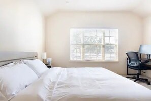 3 bedrooms, desk, iron/ironing board, WiFi - Tranquil Townhome in at Great Oaks, nestled in the heart of Round Rock!
(Round Rock)