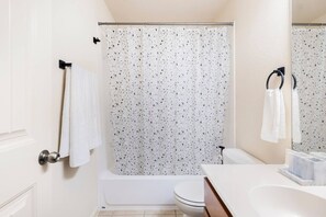Douche, sĂšche-cheveux, bidet, serviettes fournies