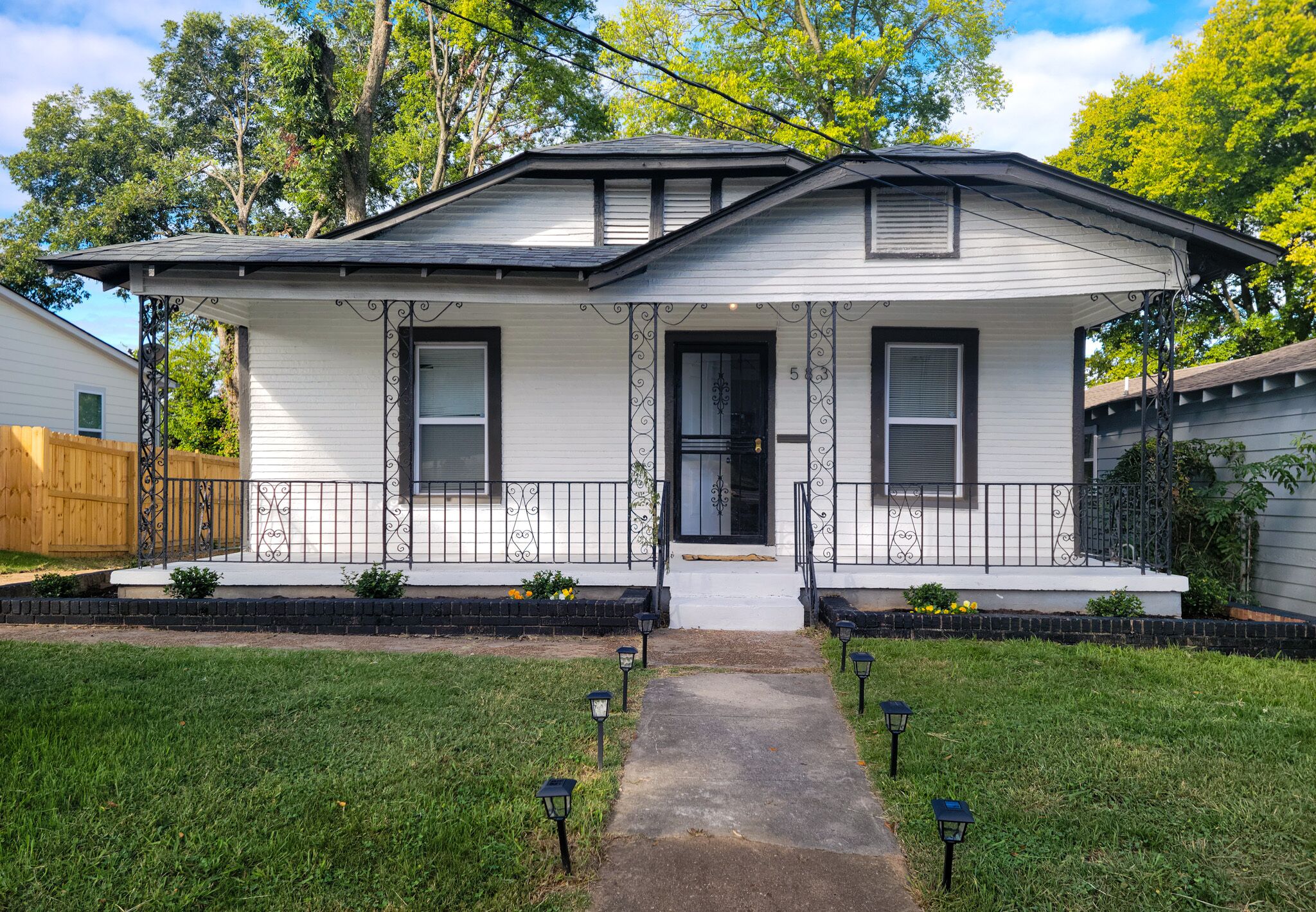 The Broad Ave Bungalow: conveniently located in midtown with firepit.