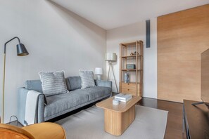 TV, stereo - Divine Hoxton 2BR w/ Balcony Overlooking Canal, nr Bars, by Blueground (London)