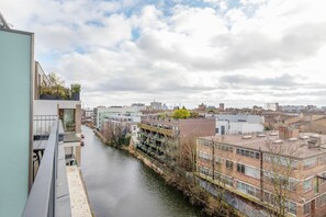 Property grounds - Divine Hoxton 2BR w/ Balcony Overlooking Canal, nr Bars, by Blueground (London)