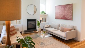 Una sala de estar moderna con un sofá, una mesa de centro y una chimenea.