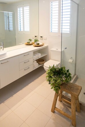 Dusche, Haartrockner, Handtücher, Seife
