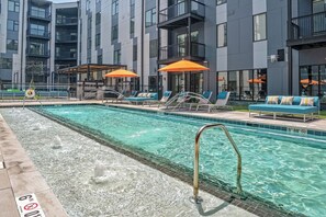 Seasonal outdoor pool - CozySuites at Nulu (Louisville)