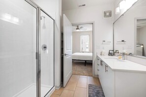 Apartamento, 3 quartos, para não fumantes | Banheiro | Produtos de toalete grátis, secador de cabelo, toalhas de banho 