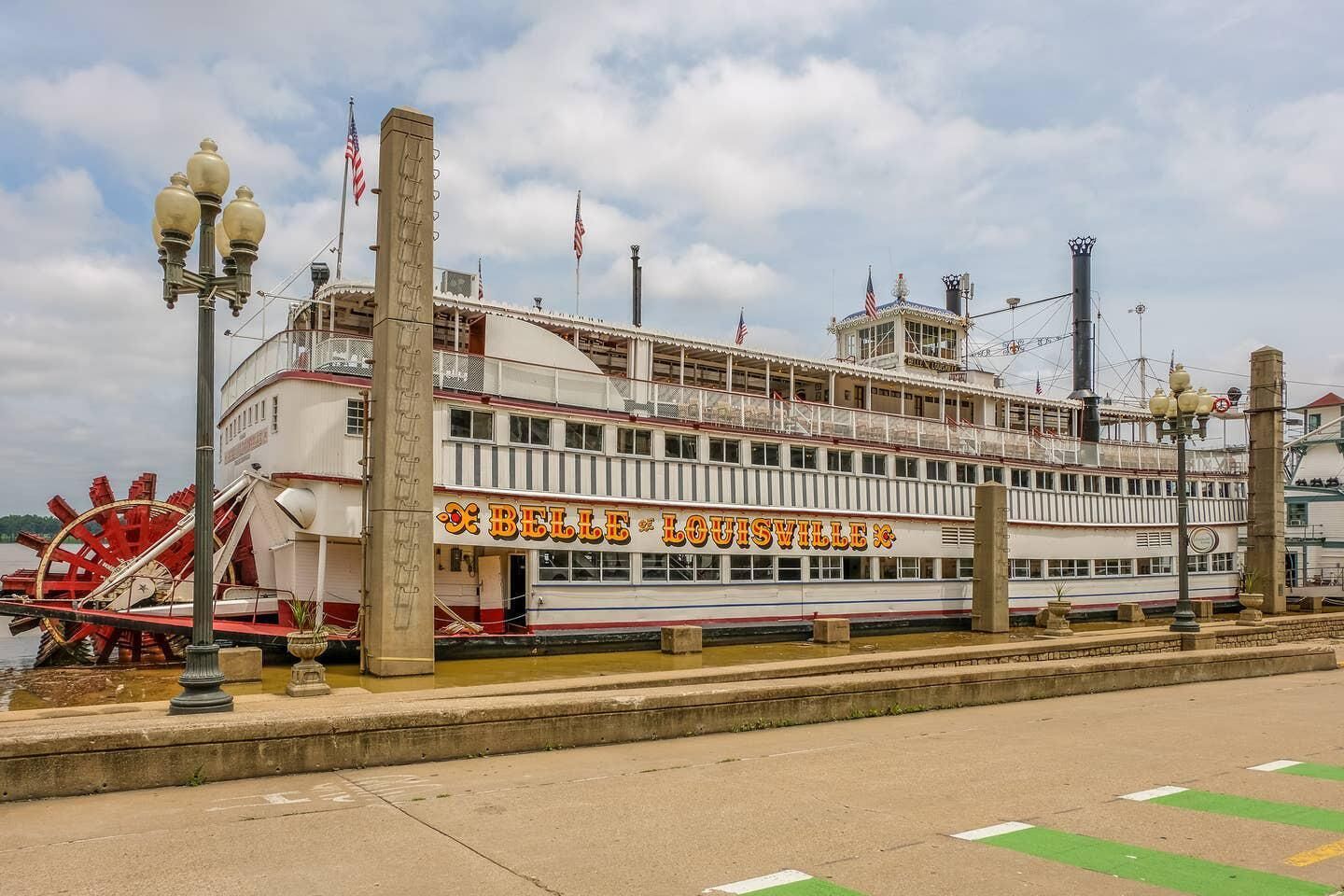Un gran barco de recreo fluvial con el nombre "Belle of Louisville" claramente visible.