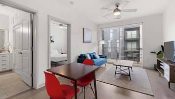Apartment, 3 Bedrooms, Non Smoking | 2 Units | Dining room