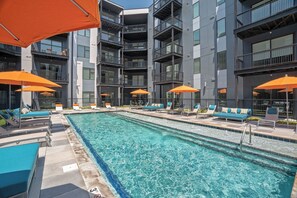 Seasonal outdoor pool - CozySuites at Nulu (Louisville)