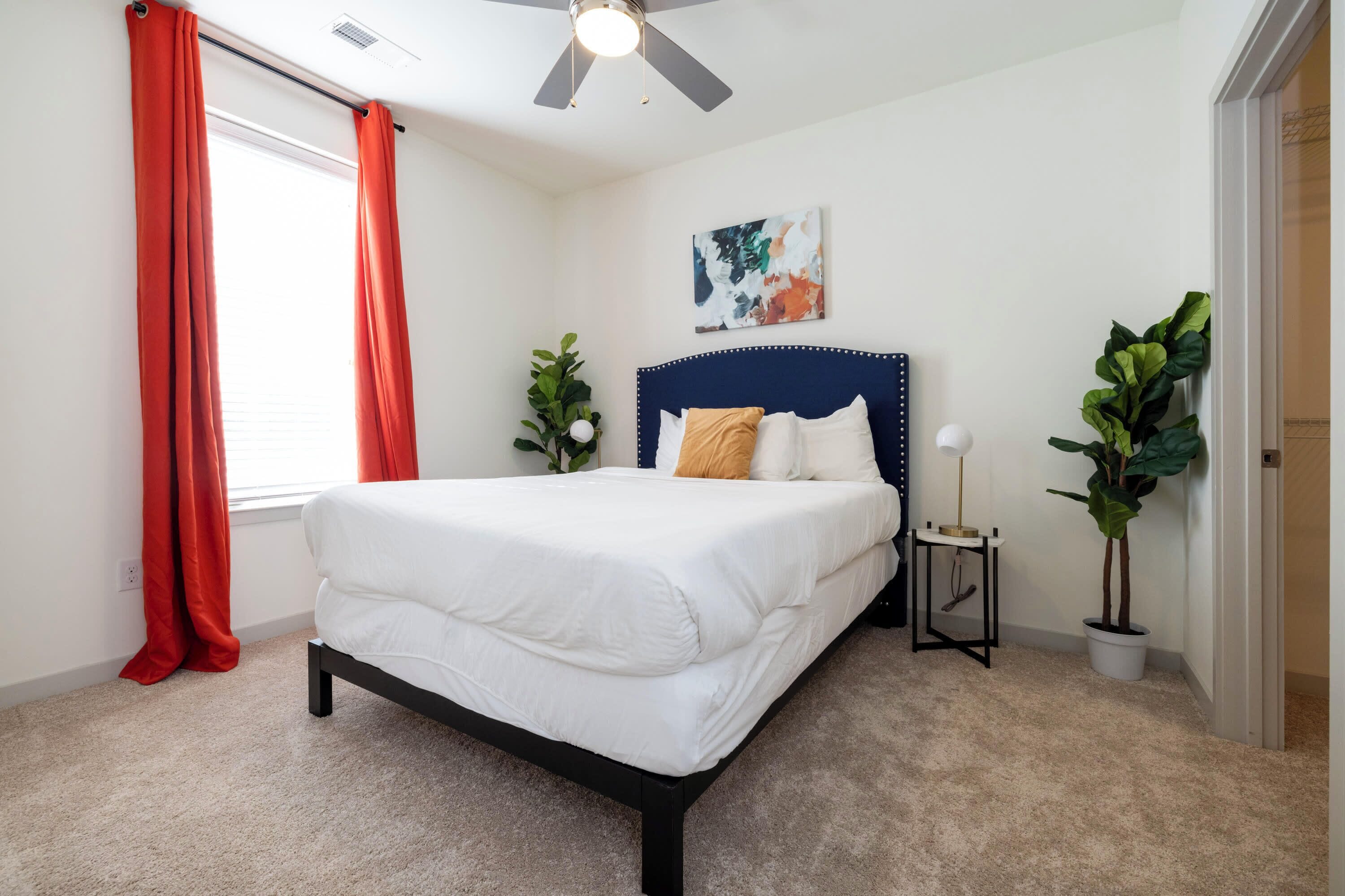 Departamento Deluxe, 2 habitaciones, para no fumadores | Espacio para trabajar con laptop y tabla de planchar con plancha 