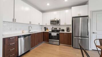 Classic Apartment, 2 Bedrooms, Non Smoking | Private kitchen | Fridge, microwave, oven, stovetop