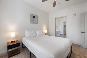 Appartement, 3 slaapkamers, niet-roken | Een laptopwerkplek, een strijkplank/strijkijzer, gratis wifi, beddengoed