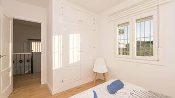 3 bedrooms, iron/ironing board, free WiFi, bed sheets