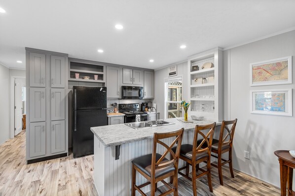 Geladeira, micro-ondas, fogão, cooktop