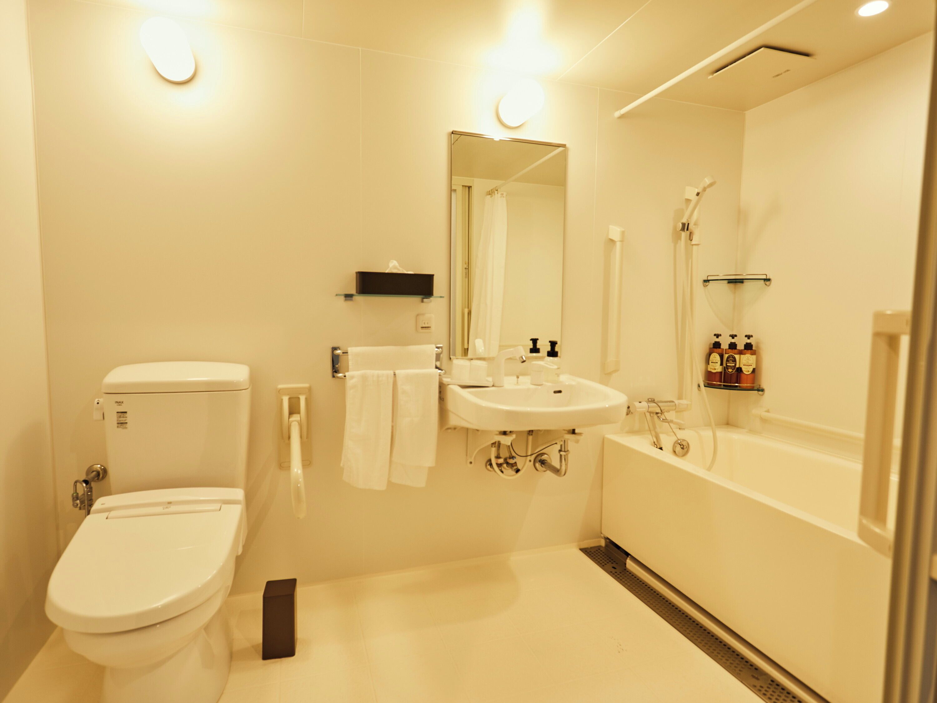 A bathroom with a toilet, sink, and bathtub.