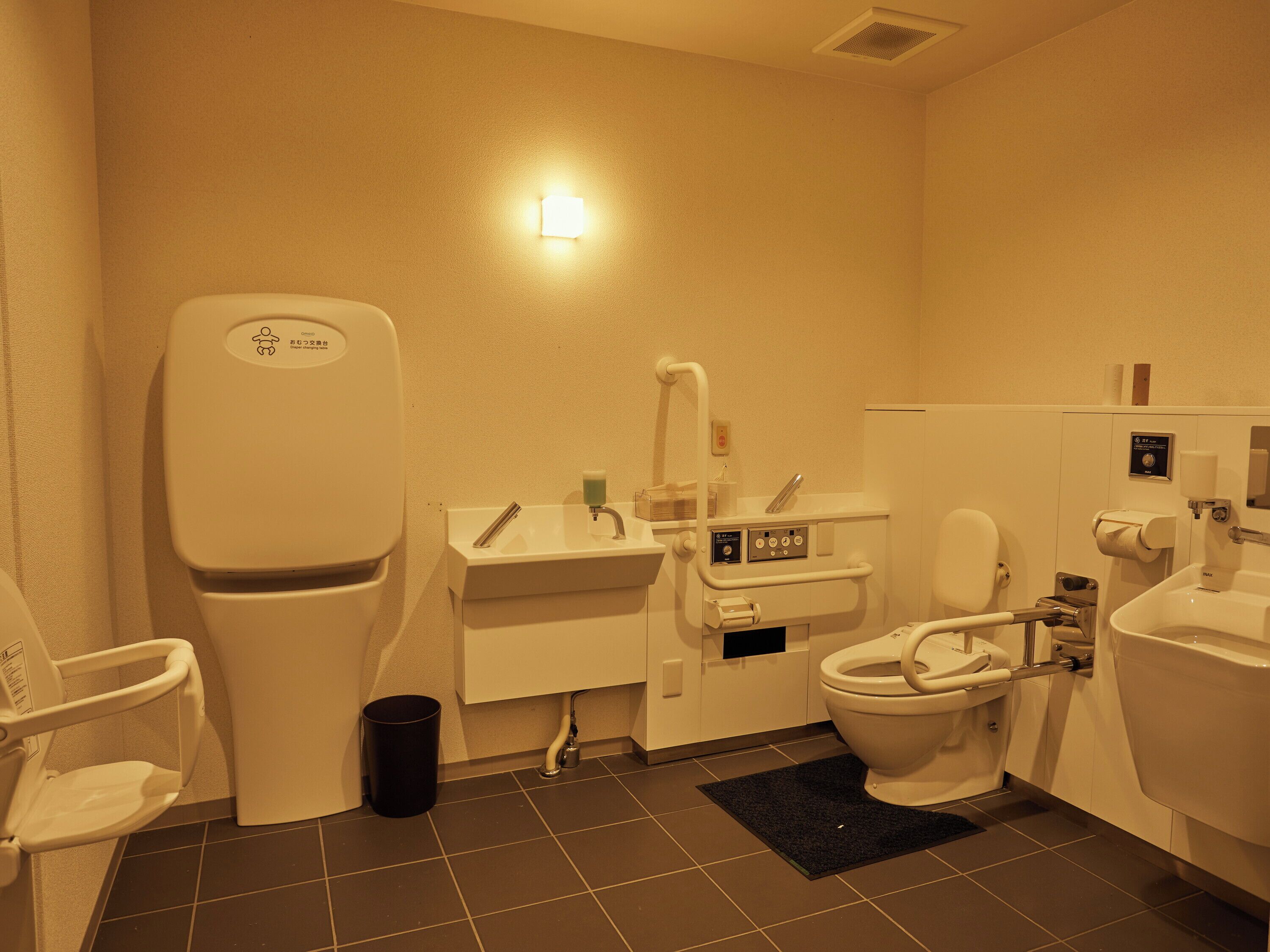 Un baño de hotel estándar con inodoro, lavamanos y bidé.