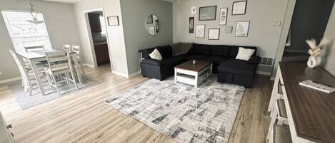 Smart-TV, Kamin, Bücher