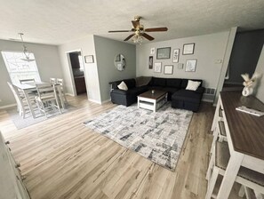 スマートテレビ、暖炉、書庫