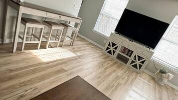 Smart TV, chimenea y libros