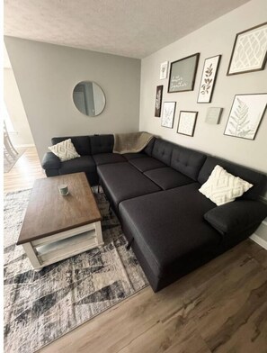 TV connectée, cheminée, livres