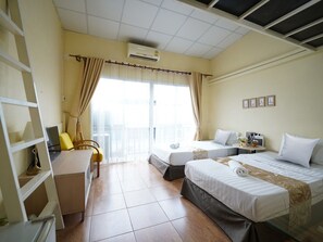 Superior-Dreibettzimmer | Blick auf die Strasse