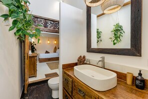 Douche, sĂšche-cheveux, bidet, serviettes fournies