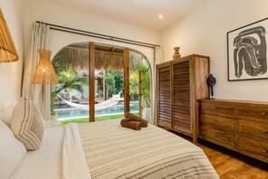 4 quartos, escrivaninha, ferros/tábuas de passar roupa, berço de viagem