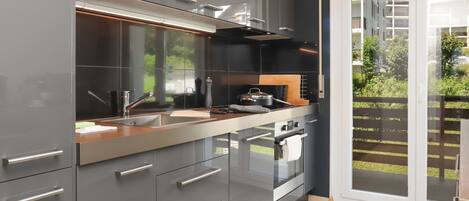 Refrigerador, microondas, lavavajillas y utensilios de cocina