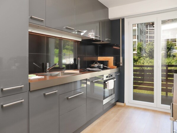 Kühlschrank, Mikrowelle, Geschirrspüler, Kochgeschirr/Geschirr/Besteck