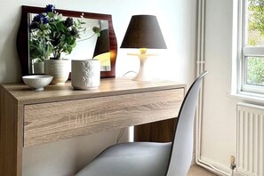 Interior - 1 Bed - Sleeps 4 - Parking - 15 mins Gatwick (Crawley)