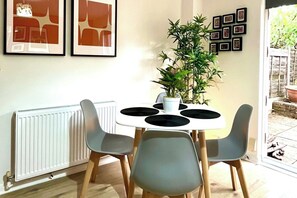 Dining - 1 Bed - Sleeps 4 - Parking - 15 mins Gatwick (Crawley)