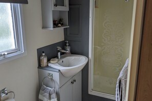 Dusj, hårføner og håndklær