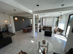 ファミリー ハウス | 専用キッチン | 大型冷蔵庫、電子レンジ、食器洗い機、トースター