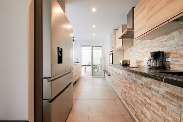 Kühlschrank, Mikrowelle, Ofen, Geschirrspüler