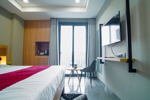 Superior Balcony Room with city View | In-room safe, desk, soundproofing, iron/ironing board - Saltstayz Select - Golf Course Road & Sector 57 (Gurugram)