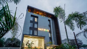 A modern building with a sign reading "SALT STAYZ". - Saltstayz Select - Golf Course Road & Sector 57 (Gurugram)