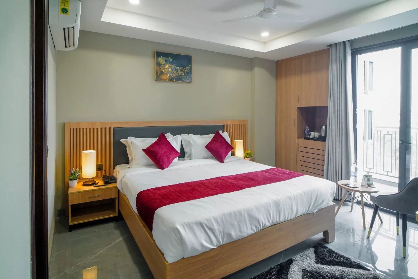 Caja de seguridad en la habitación y escritorio 