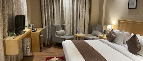Superior King Suite with City View | 1 slaapkamer, luxe beddengoed, een kluis op de kamer, een bureau