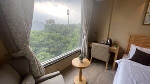 Suite with City View | Hochwertige Bettwaren, Zimmersafe, Schreibtisch, schallisolierte Zimmer