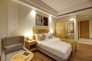 Superior King Suite with City View | Hochwertige Bettwaren, Zimmersafe, Schreibtisch, schallisolierte Zimmer