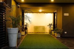 Property entrance - Saltstayz Express - Golf Course Road & DLF Phase-1 (Gurugram)